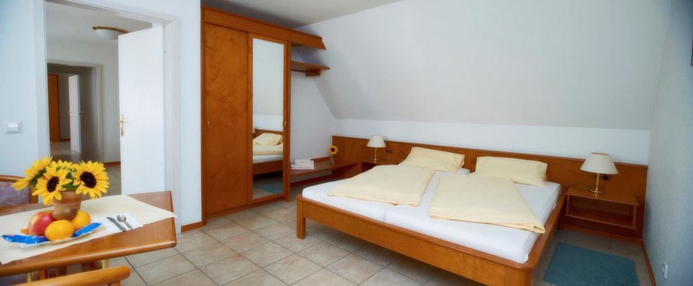 Hotel Loewen Garni Oberrimsingen ภายนอก รูปภาพ