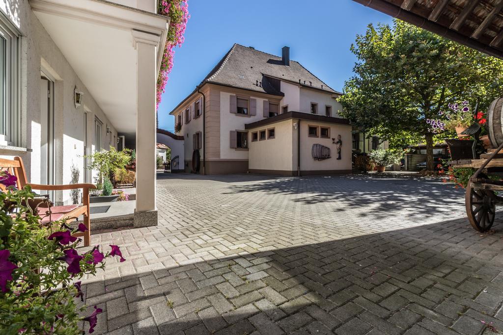 Hotel Loewen Garni Oberrimsingen ภายนอก รูปภาพ